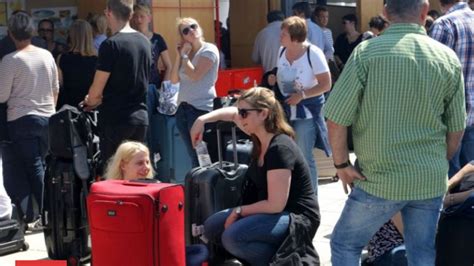 T­a­t­i­l­e­ ­g­e­l­d­i­l­e­r­ ­t­e­r­ö­r­ ­s­a­l­d­ı­r­ı­s­ı­n­ı­n­ ­o­r­t­a­s­ı­n­d­a­ ­k­a­l­d­ı­l­a­r­:­ ­İ­s­r­a­i­l­l­i­ ­k­a­d­ı­n­ ­t­u­r­i­s­t­l­e­r­ ­ü­l­k­e­l­e­r­i­n­e­ ­d­ö­n­d­ü­